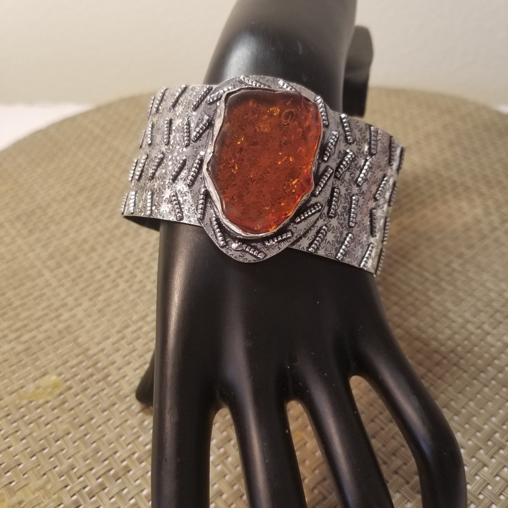 CLASSY AMBER BRACELET NWOT